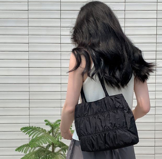 everyone オリーブ ナイロンロゴトートバック 完売品】everyone ナイロンロゴトートバッグ(ブラック) - メルカリ