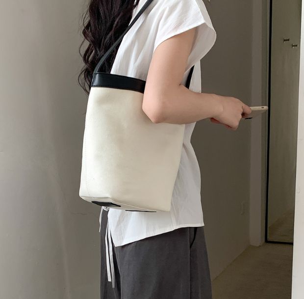 バケットコンビキャンバストートバッグの着用画像