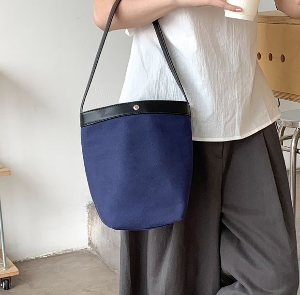バケットコンビキャンバストートバッグの着用画像