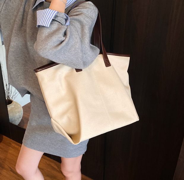 キャンバスコンビトートバッグの着用画像