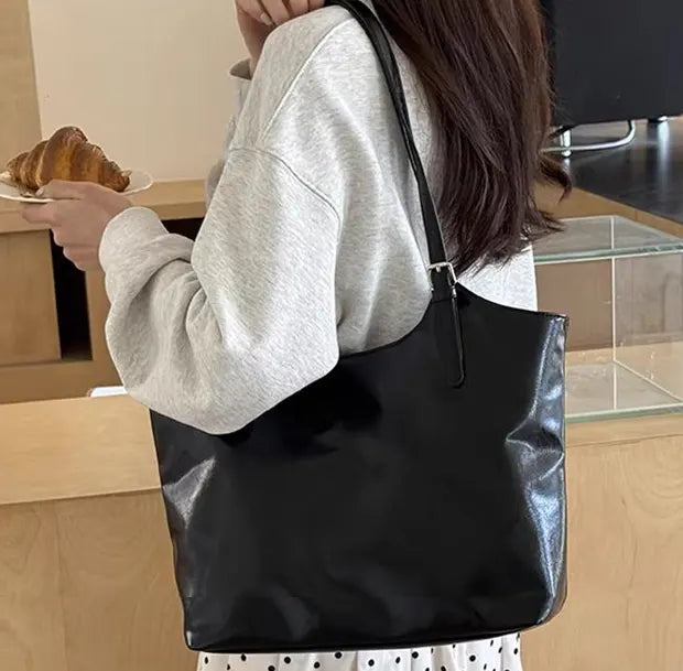 セルゾミルダトートバッグ ブラックの着用画像