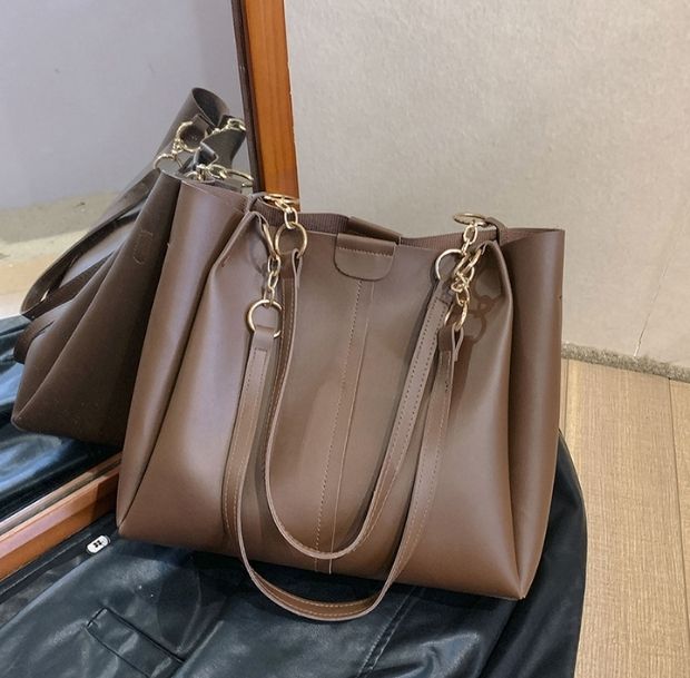 チェーンディテールトートバッグのブラウン