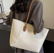 シックコンビネーショントートバッグのホワイトを着用する女性