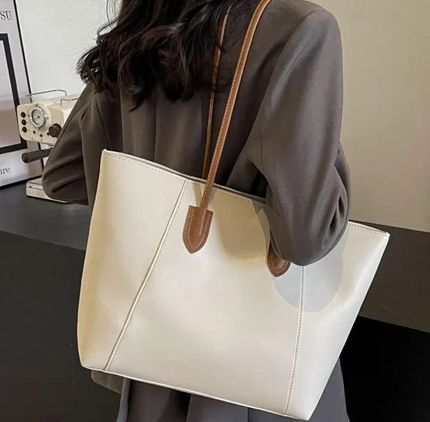 シックコンビネーショントートバッグのホワイトを着用する女性