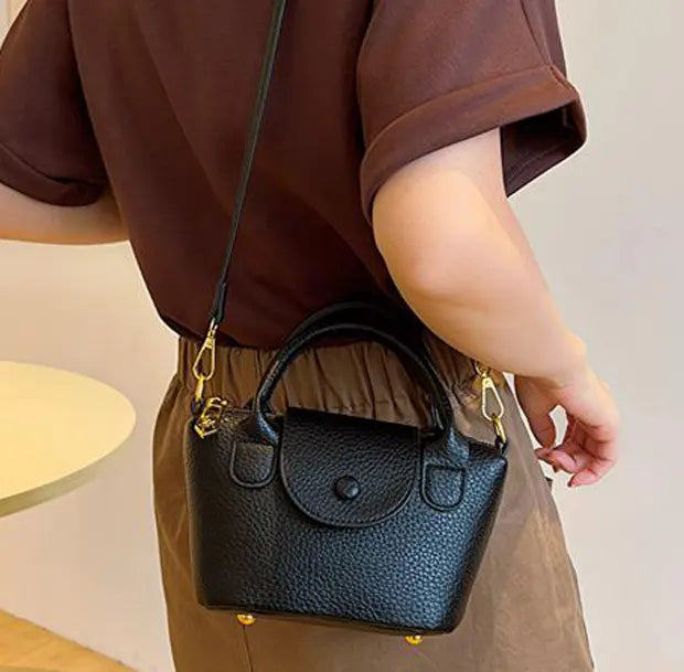 シュエットミニトートバッグ ブラックの着用画像