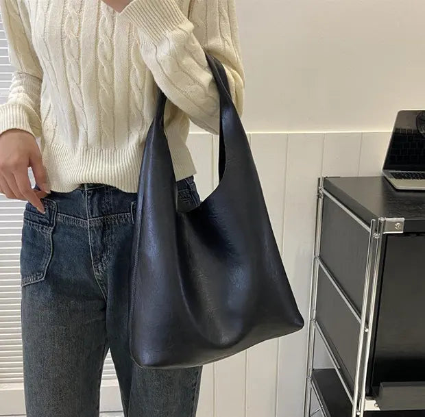 クリーンラインバケットトートバッグを着用する女性