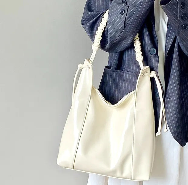 コージーノットトートバッグの着用画像