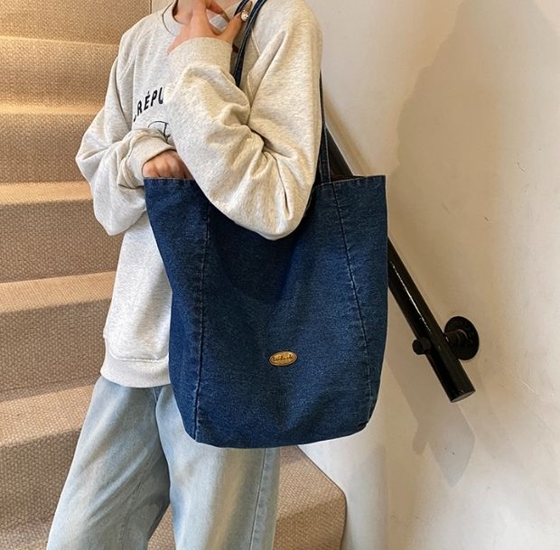 デニムステッチトートバッグの着用画像