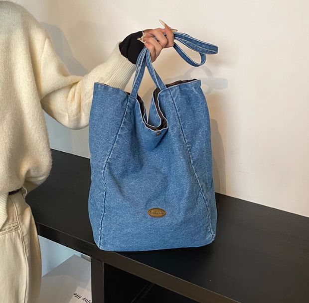 デニムステッチトートバッグの着用画像