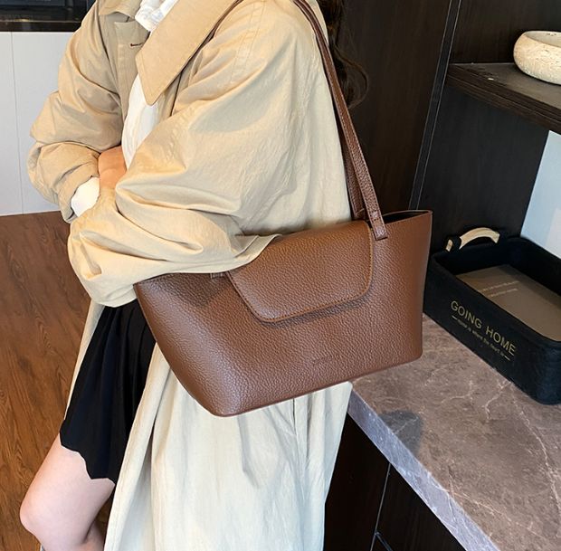 フラップラインスクエアトートバッグの着用画像