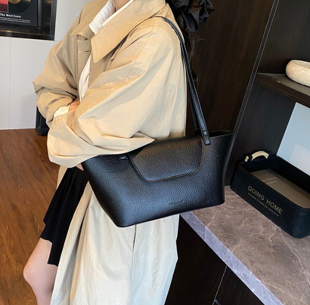 フラップラインスクエアトートバッグの着用画像