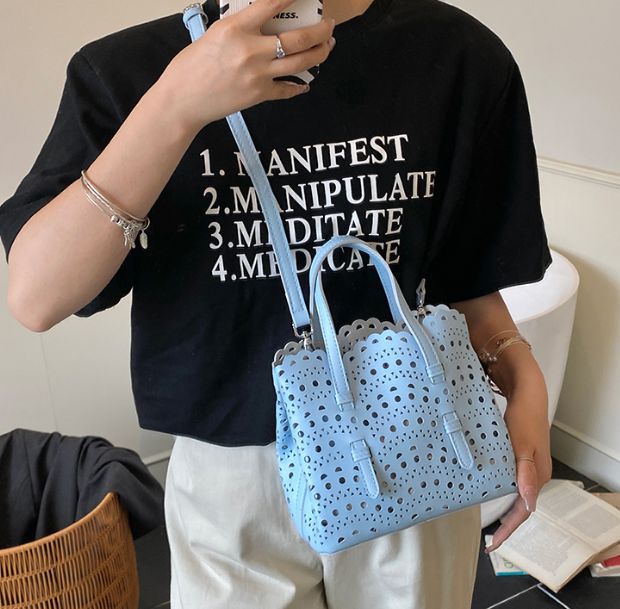 フローラルカットワークミニトートバッグの着用画像