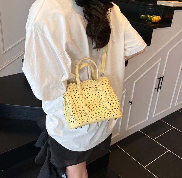 フローラルカットワークミニトートバッグの着用画像