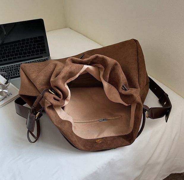 ギャザードスエードトートバッグの内部