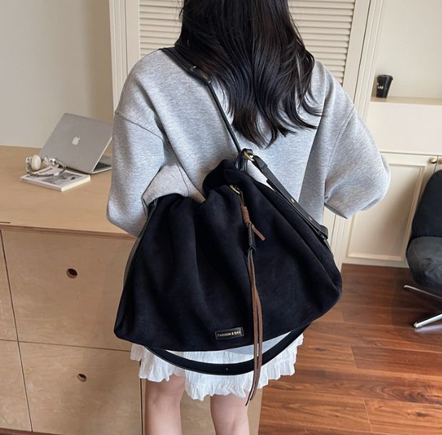 ギャザードスエードトートバッグの着用画像