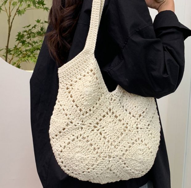 ハンドニットトートバッグの着用画像