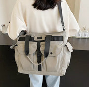 インタラクティブ多機能トートバッグを着用する女性