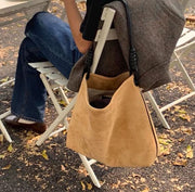 ノットハンドルベルベットトートバッグの着用画像