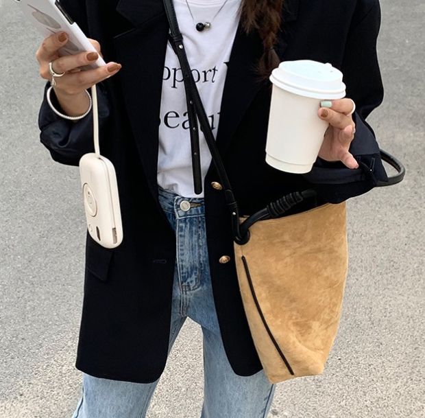 ノットハンドルベルベットトートバッグの着用画像