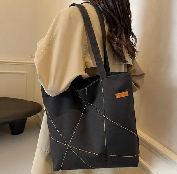 ラインドリフトキャンバストートバッグの着用画像