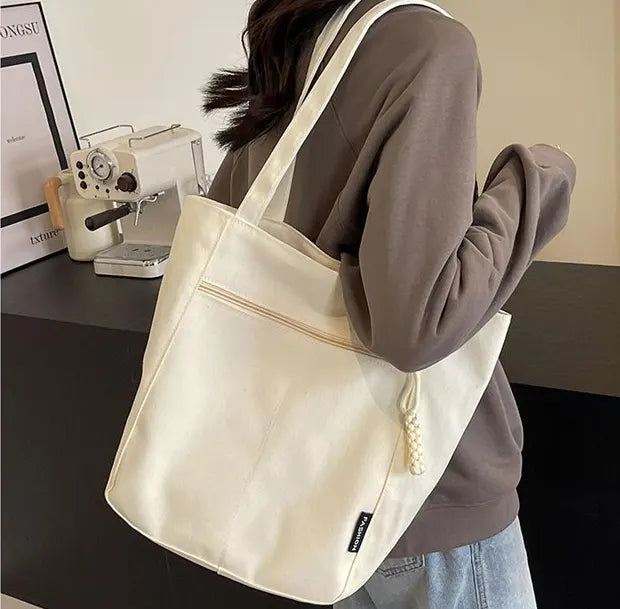 ロンディナチュラルキャンバストートバッグの着用画像
