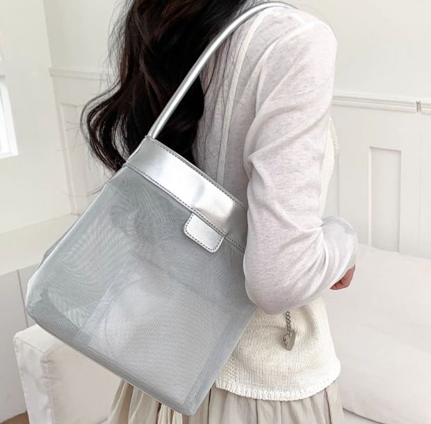 ルーセントメッシュナイロントートバッグ着用画像