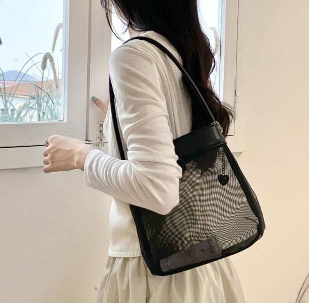 ルーセントメッシュナイロントートバッグの着用画像