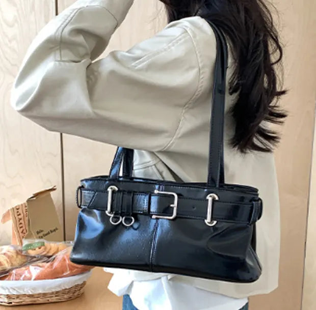 メタルシェイプトートバッグ ブラックの着用画像