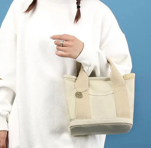 ミニマルエディットフロートキャンバストートバッグの着用画像
