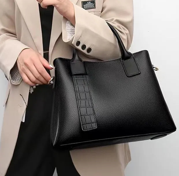 モードクラシカレザートートバッグ ブラックの着用画像