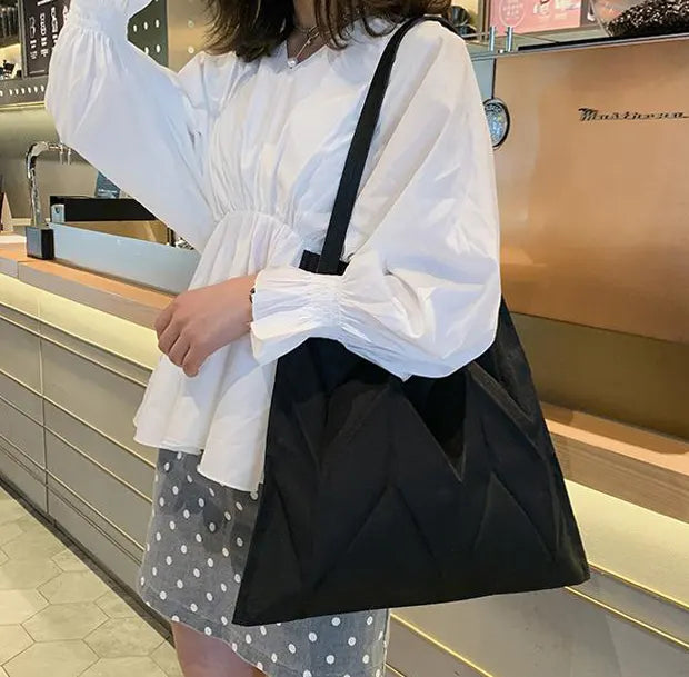 モダンエッジファブリックトートバッグ ブラックの着用画像