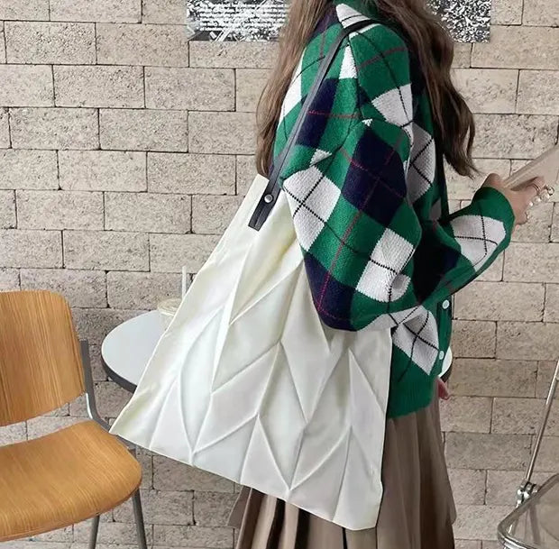 モダンエッジファブリックトートバッグ ホワイトの着用画像