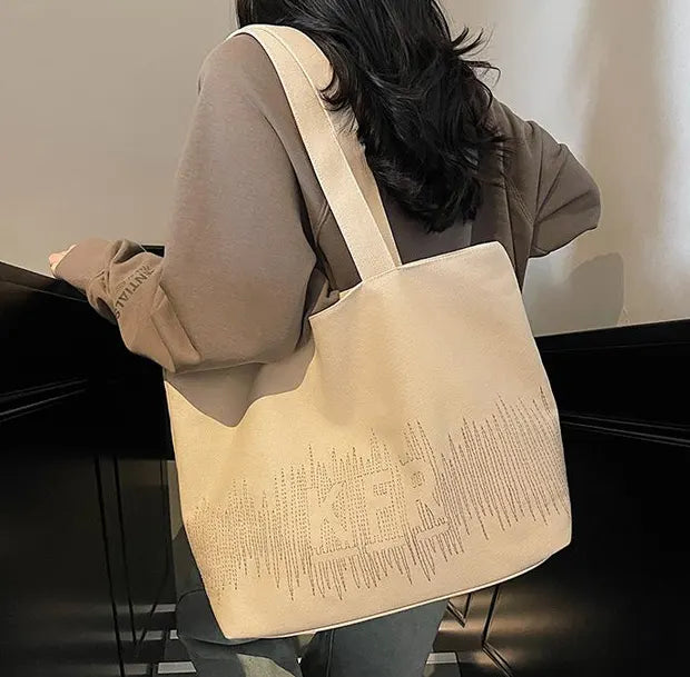 モダンレタリングキャンバストートバッグの着用画像