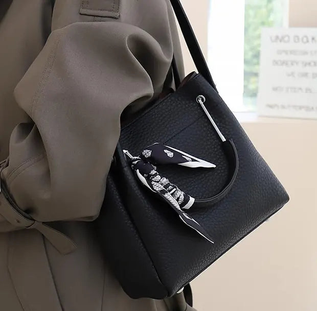 ミューズラインミニトートバッグ ブラックの着用画像