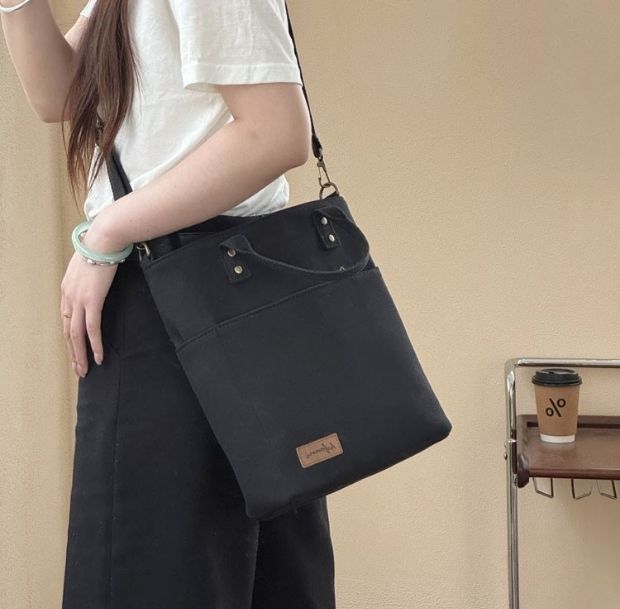 ナチュラル2WAYキャンバストートバッグの着用画像