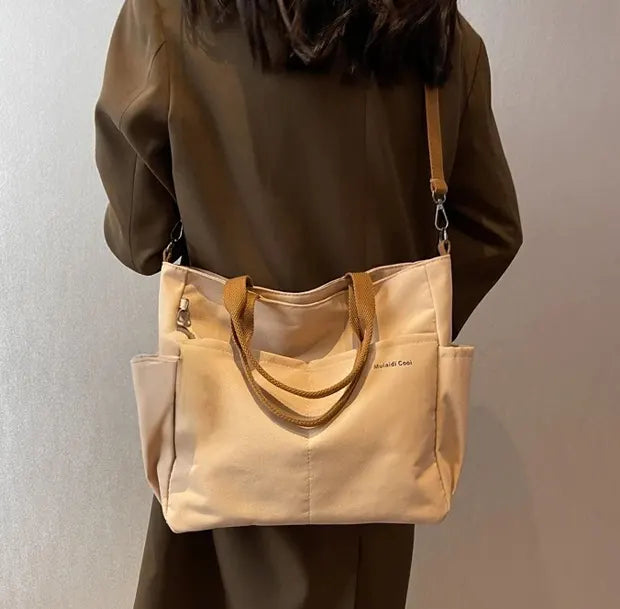 ナチュラルフィットキャンバストートバッグの着用画像