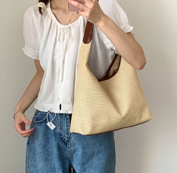 ワンショルダーラフィアトートバッグの着用画像