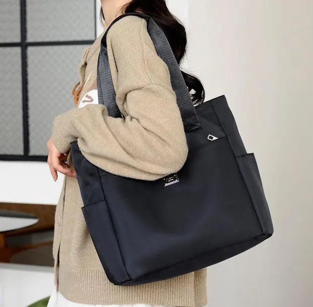 オックスフォードエレガンストートバッグを着用する女性