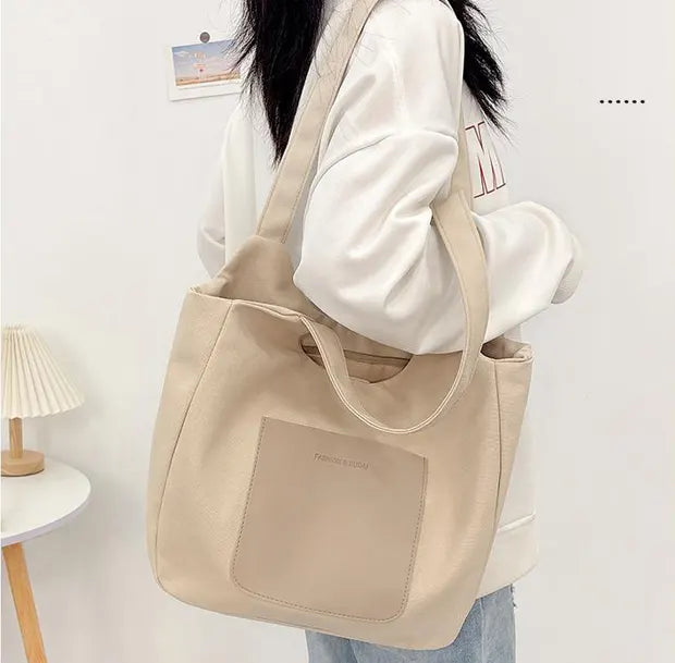 パルテキャンバストートバッグ カーキの着用画像
