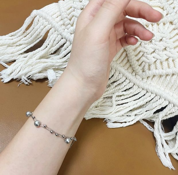 パールレイヤーサージカルステンレスブレスレットの着用画像