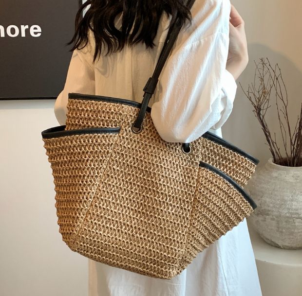 ラフィアフレアシルエットトートバッグの着用画像