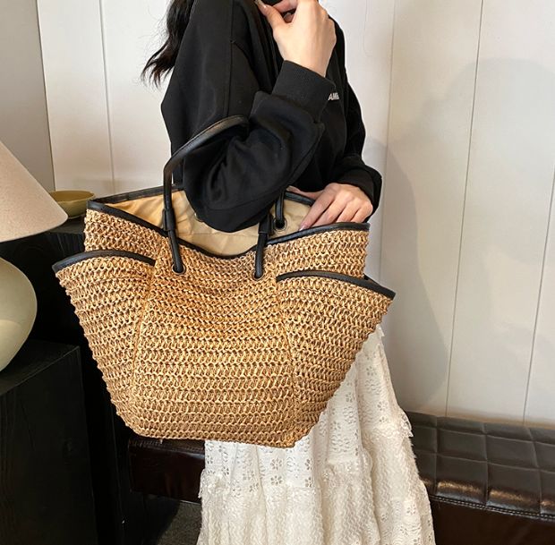 ラフィアフレアシルエットトートバッグの着用画像