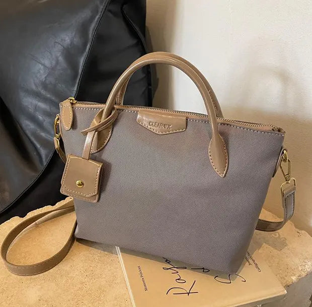 ラフィネスクエアオックスフォードトートバッグのカーキ
