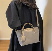 ラフィネスクエアオックスフォードトートバッグの着用画像