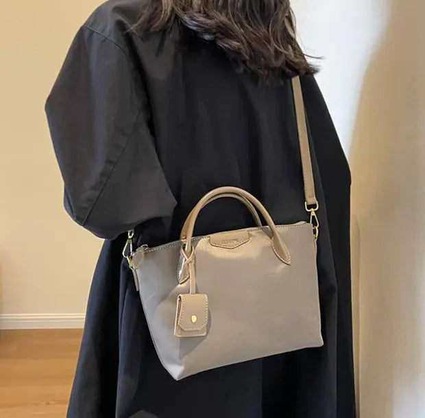 ラフィネスクエアオックスフォードトートバッグの着用画像