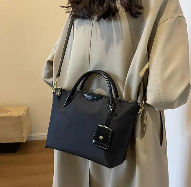 ラフィネスクエアオックスフォードトートバッグ ブラックの着用画像
