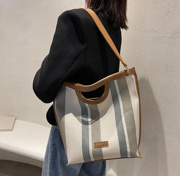 レイエヴァーティカルキャンバストートバッグの着用画像