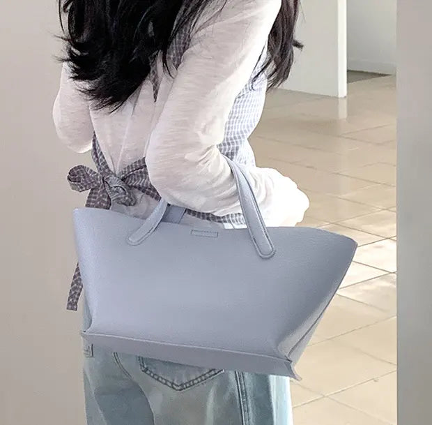 リファインエッジトートバッグ ブルーの着用画像