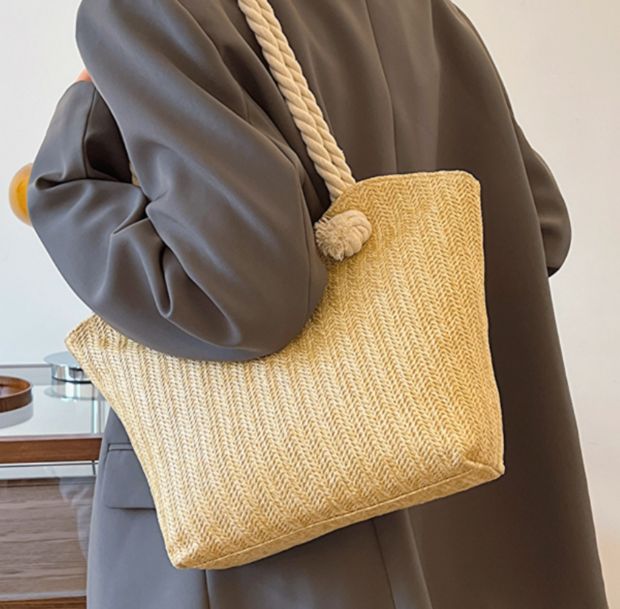 ロープノットラフィアトートバッグの着用画像