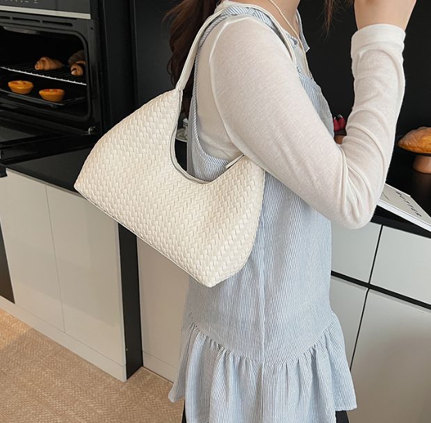 ルーチェミニトートバッグの着用画像